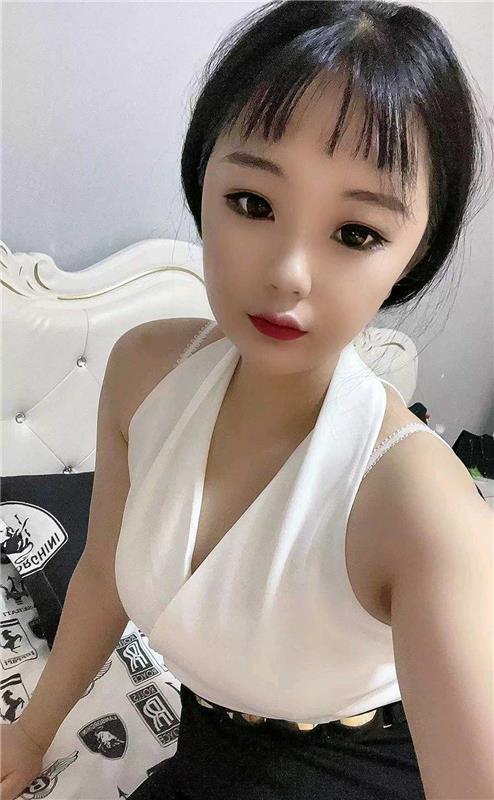 很骚的一个小妹子