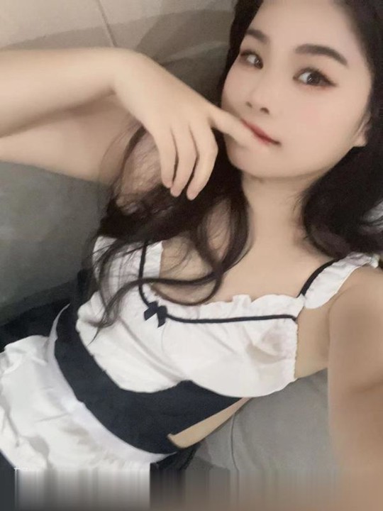 羞涩感满满小美女